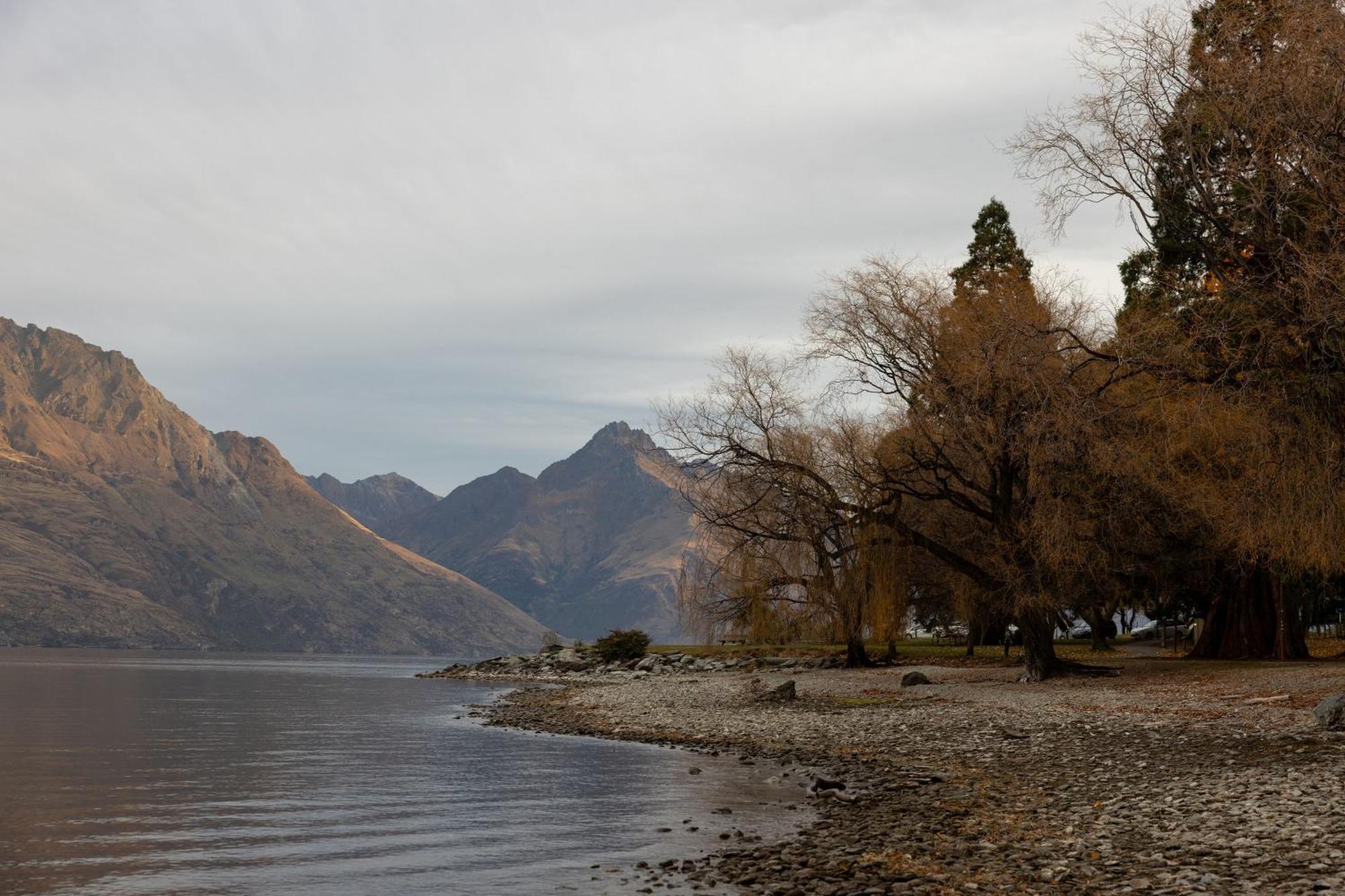 Haka House Queenstown Lakefront Hostel Exterior photo